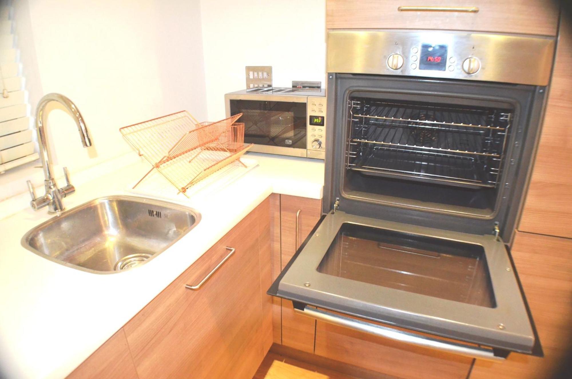 Brentwood Town Retreat - Large 2 Bedroom Apartment Dış mekan fotoğraf